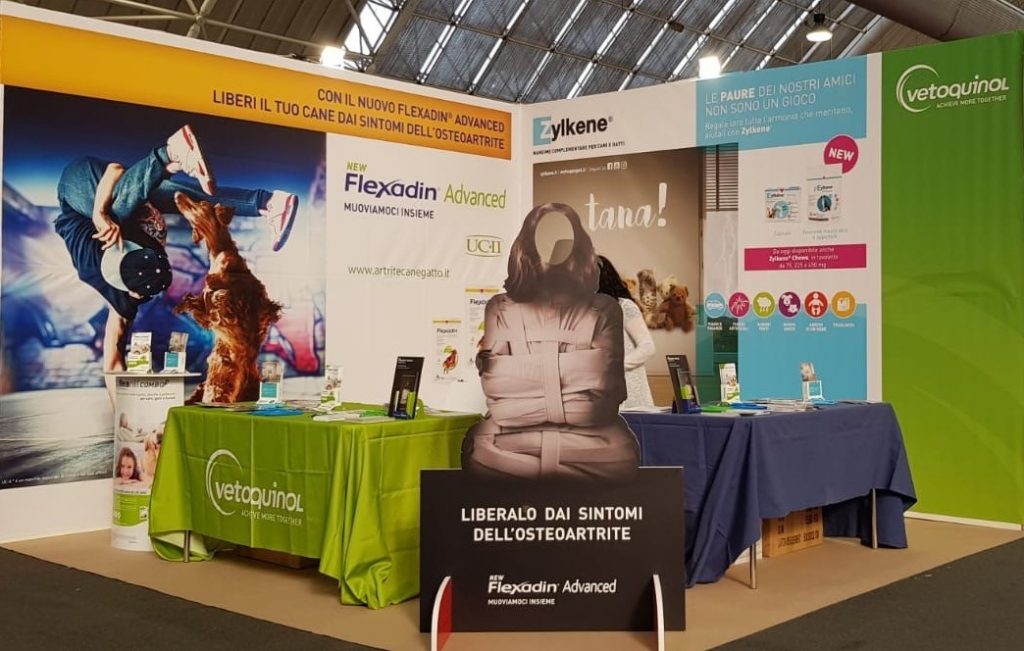 Lo stand Vetoquinol con i pannelli dedicati a Flexadin Advanced e Zylkene.